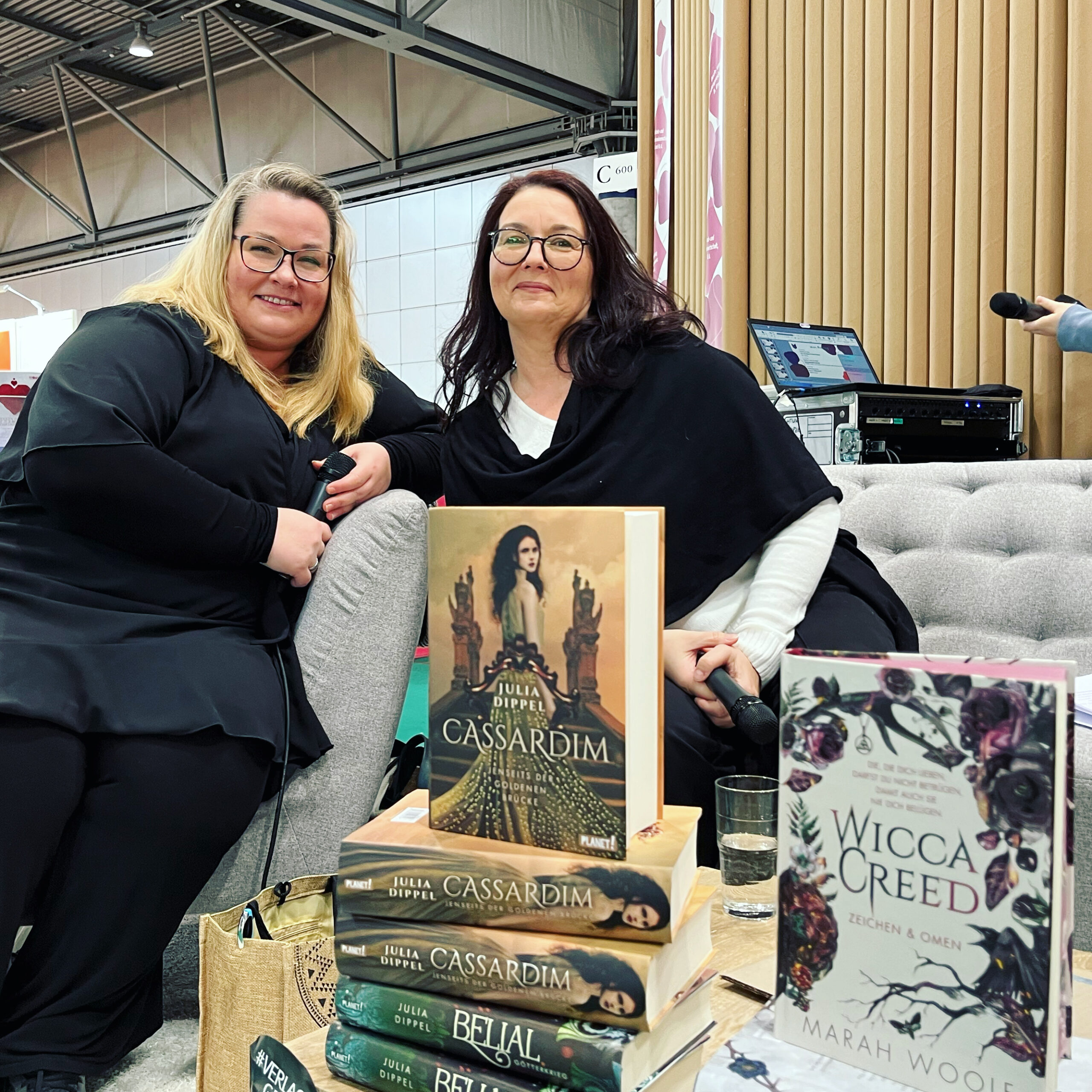 Julia Dippel & Marah Woolf auf der Leipziger Buchmesse 2023